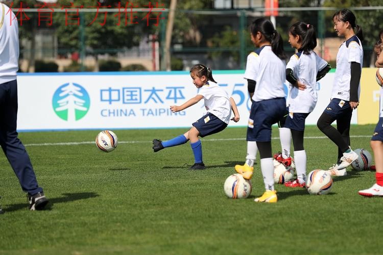 与球星亲密互动，让女孩爱上女超——海埂“耀·探营”释放女足魅力